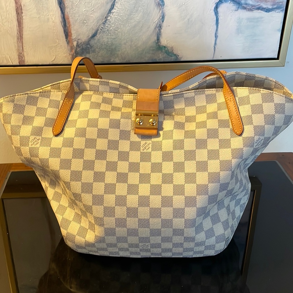 LV bucket bag whit and grey good condition